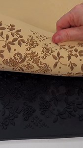 A bold black Valentine’s cake with an elegant embossed texture, cascading red, black, and gold hearts, and a soft gold spatter finish. Luxe, dramatic, and inspired by modern couture cake design — perfect for Valentine’s, weddings, and statement celebration cakes. 🖤❤️✨ ✨ Products Used ✨ • Ornate Garden Damask Embossing Mat • Saracino Black Pasta Cover • 3-in-1 Heart Moulding Cutters (small & large) • PME Sparkles – Black • PME Sparkles – Red • Saracino Gold Edible Glitter • Fractal Gold Colourin