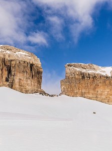 Fabuleuse frontière naturelle entre la France et l'Espagne, la Brèche de Roland est un véritable symbole des Pyrénées. 🏔 Depuis longtemps, elle retient l'attention des voyageurs qui la franchissent et nombreuses sont les histoires autour de ce lieu mythique. 😍 En voici l'une des plus célèbres : 📍 La légende de Durandal veut que la brèche ait été ouverte par Roland, le neveu de Charlemagne. Après avoir été blessé au combat, Roland tenta de briser son épée contre la roche pour qu’elle ne puisse