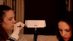 两个小姐姐用各种工具捣鼓你的耳朵