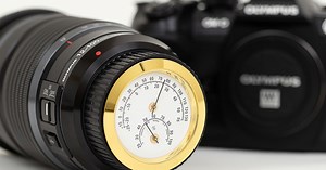 This Lens Cap Has a Temperature and Humidity Meter to Prevent Fungus