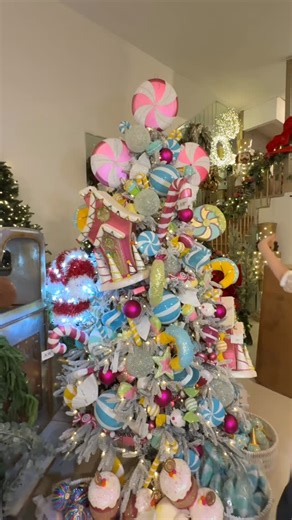 Stephanie Dardenne on Instagram: "Candy tree? I got you 🍭🍬🩷 What do you think? Did I nail the candy trend? #smallbusiness #christmasinspojoyby #joyby #christmasinspo #christmasdecor #christmas2025 #miami #christmas #supportsmallbusiness #smallbusinesschristmasinspojoyby"