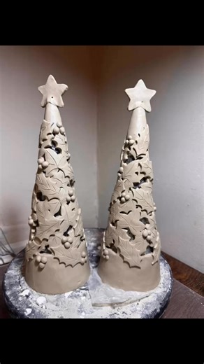 Christmas 🎄 is a coming fast and I am busy making for the Christmas fairs 🥰 first off is these little trees 🌲 holly and the ivy ❤️ #ceramics #workingwithclay #handmade #craftfairs #handmadechristmas #christmasgiftideas #christmas2025 #christmasfairs | Roni’s art