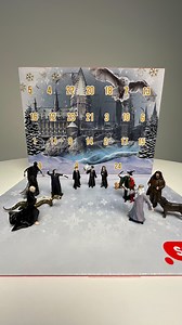 Kalendarz adwentowy z mini figurkami schleich® Harry Potter™ powraca! Codziennie daj się zaskoczyć miniaturowymi kolekcjonerskimi wersjami swoich ulubionych postaci ze świata Harry’ego Pottera™. To idealny prezent, który rozpali świąteczną ekscytację wśród prawdziwych fanów Harry’ego Pottera™. #HarryPotter #Akalendarzadwentowy #Gwiazdka #figurki #pomyslnaprezent #schleich | Schleich