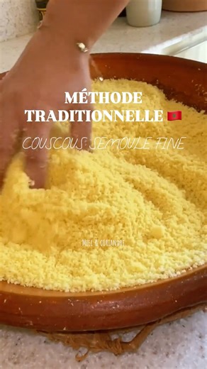 Miel & Coriandre on Instagram: "SEMOULE FINE (COUSCOUS) : MÉTHODE MAROCAINE TRADITIONNELLE 🇲🇦 Vous me l’avez demandé : je vous montre la technique à la vapeur pour une semoule aérienne, légère, zéro grumeaux. ➡️ Enregistre ce post pour ton prochain couscous. Ingrédients (pour 1 kg) 📌 1 verre = 1 grand verre Perrier (~300 ml) • 1 kg couscous fin • 20 ml huile neutre (≈ 3 càs) • Eau en pluie (ajuster au toucher) : 1. 1 à 1,5 verre (300–450 ml) 2. 1,5 verre (450 ml) 3. 2 verres (600 ml) + 0,5 à 