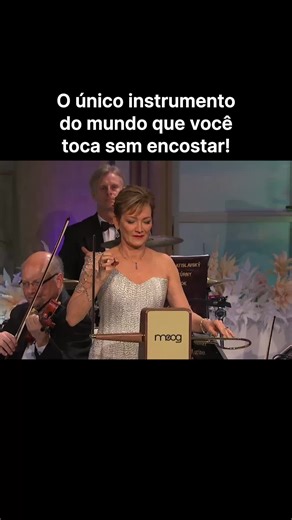 Música Erudita 🎻 on Instagram: "✨🎼 Giacomo Puccini – O mio babbino caro Katica Illényi – theremin 📻 • O theremin é o único instrumento do mundo que você toca sem encostar. As mãos da intérprete controlam campos eletromagnéticos invisíveis: a mão direita define a altura da nota, a esquerda regula o volume. Um erro de dois centímetros destrói a afinação. Aqui, Katica Illényi usa essa precisão cirúrgica para tocar uma das árias mais delicadas de Puccini — e o resultado soa mais próximo de uma vo