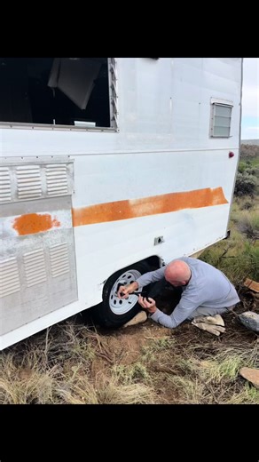 Another field rescue complete ✨ Meet Patsy — a 1960s Shasta getting a second chance at life 🛠️ Step 1: out of the field ✔️ Step 2: cleaned out ✔️ Now the real fun begins… trailer rehab time 😍