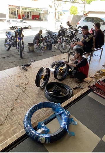 Testi Testimoni Testimonial Bukti Pembelian Beli & Pemasangan : - Velg Veleg Velek Velk Jari Jari Ruji Trali Terali - Merek Merk : Tromol Scarlet Racing Velg V Rossi Ring Mal 17 Inci 300 depan 350 belakang Ban IRC RX 02 110 depan 130 belakang - Tipe Type Model : Supermoto - Buat : CRF 150 cc -------------------------- - Hari : Jumat Februari 2026 - Jam : 11:25 Wita -------------------------- Bengkel Global Motor Palu Alamat : Jalan Tadulako No 42 Whatsapp : 0821-3903-2050 | 0812-2280-7788 Kecama