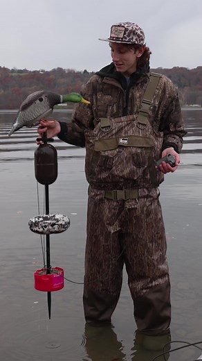DIY FLOATING SPINNER DECOY 🦆 Watch our latest video to see Louis’s floating skinner in action! Our latest adventure of the Collegiate Waterfowl Tour brought us to New York to hunt with students of the SUNY Cobleskill DU Chapter! Watch the video now! Link in bio 🔥 Thank you Kent Cartridge and @Benelli USA for making this season possible!