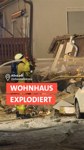 SWR Aktuell on Instagram: "🚒 In Albstadt-Tailfingen (Zollernalbkreis) ist ein Haus explodiert und eingestürzt. Auch umliegende Häuser wurden beschädigt und evakuiert. 👮 Zu den Bewohner:innen des zusammengestürzten Gebäudes gab es bisher noch keinen Kontakt, sagte die Polizei am Morgen. In den anderen Häusern wurde nach ersten Infos niemand verletzt. Die Suche nach eventuell Verschütteten dauert an. +++ Update 11:08 Uhr: Laut Oberbürgermeister Roland Tralmer (CDU) war eine Gas-Explosion ursächl
