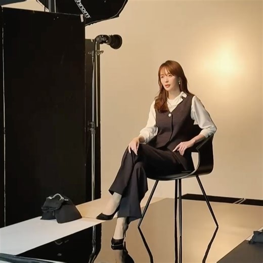 AIKU MAIKAWA | 2025年 A/W 2026年 Spring collection enjoie 最新号💙 今回の表紙は、いつもよりクラシックでエレガント✨ 無料カタログ発送 &「ジョア enjoie 最新電子カタログ」にて、オンラインでもご覧いただけます✨... | Instagram