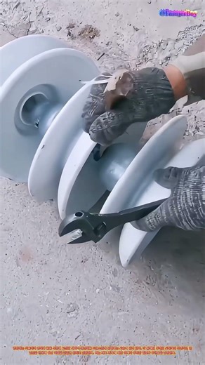 취약함의 해체: 노동자들이 1만 볼트 절연체를 깨지 않고 분해하는 방법