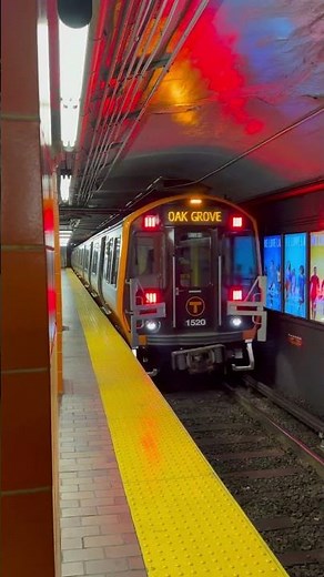 MBTA Orange Line: Northbound Train at State