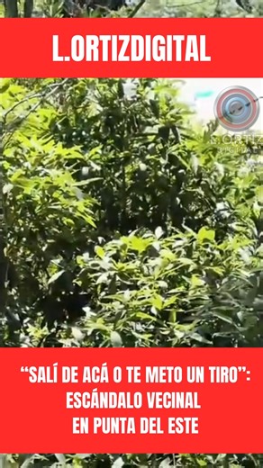 🚨 TENSIÓN EN PUNTA DEL ESTE: AMENAZÓ A VECINOS TRAS UNA FIESTA JUNTO A SU CASA Un episodio de fuerte tensión vecinal se registró en Punta del Este, Uruguay, cuando un hombre explotó de bronca luego de que se organizara una fiesta al lado de su vivienda y algunas personas ingresaran a su terreno. ⚠️ Según testigos, el conflicto escaló rápidamente y el dueño de la propiedad lanzó una amenaza grave: 💬 “Salí de acá porque te meto un tiro”. La situación generó preocupación entre los presentes y rea