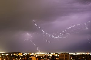 Informare meteo de averse şi vijelii în toată ţara, până miercuri seara