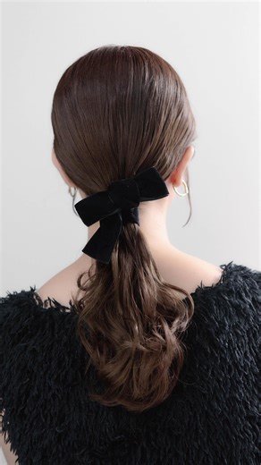 dee doo dah | 3秒でこなれヘア 去年完売ベロアリボンのヘアカフ、今年も大人気。 ✔︎ ワンタッチで着脱できるロールカフ ✔︎ 秋冬に映える、ベロア素材 ✔︎ アシンメトリーで甘すぎず大人見え しっとりとした質感と、 光の加減で浮かび上がるベロアの艶。... | Instagram