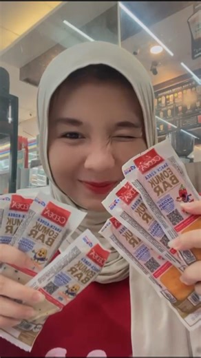 AlifaaMitaa on Instagram: "Snack Korea favorit yang praktis dan anti ribet: CEDEA OMUK Bar Ready To Eat! 🍢🇰🇷 ​Harganya cuma 8.500 aja di Indomaret, tapi rasanya bintang lima! Teksturnya kenyal, lembut, dan gak gampang hancur. Cocok banget buat stok cemilan di rumah atau dimakan bareng mie instan favorit kamu. ✨ ​Pilih tim mana nih? 🧀 Cheese Tasty (Keju aslinya lumer banget!) 🌶️ Korean Spicy (Pedas mantul bikin nagih!) ​🔥 PROMO ALERT: Scan barcode di kemasannya & upload struk kalian buat da