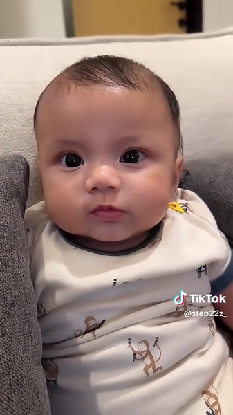 Momen Lucu Elzhard: Bayi dan Tawa yang Menghibur
