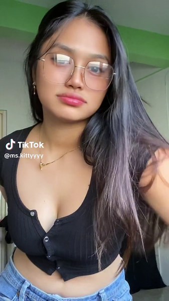 Casual Home Style: Posing Tips for Women