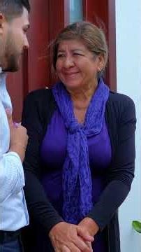Le regala una casa a su mamá pero su novia estalla de celos y se las quita.