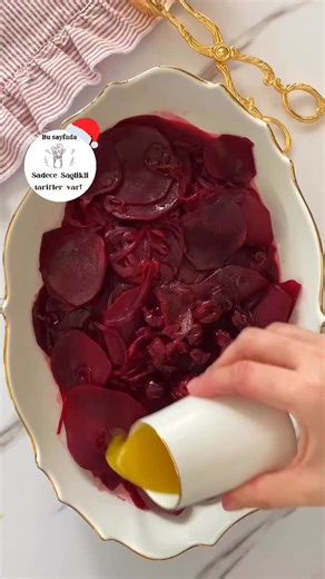 Only Healthy on Instagram: "Elinize sağlık 👏🏻 • @duruikiz Vişneli Pancar Salatası 🍒 2-3 adet orta boy pancar 1 adet mor soğan 1 su bardağı vişne Zeytinyağı Tuz , karabiber Sos için: Yarım limonun suyu 1 adet portakalın suyu 1 adet mandalinanın suyu Yarım çay bardağı sızma zeytinyağı 1 tatlı kaşığı dolusu hardal 1 tatlı kaşığı dolusu bal Tuz Üzerini tercihe göre File badem ve dereotu ile süsleyebilirsiniz. Not: vişneleri pancarlar suyunu çektikten sonra ekleyip sadece vişnelerin buzu çözülsün 