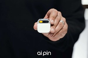 Así es AI Pin, el dispositivo que quiere remplazar al móvil: no tiene pantalla, cuesta 699 dólares y necesita una suscripción para funcionar