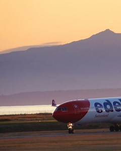 Enjoy the arrival of the Eva Air 787 and Edelweiss A340 arriving in the golden evening light at Vancouver International Airport | Airliners Live