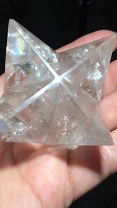 ÉTOILE TÉTRAÉDRIQUE = MERKABA (En Quartz Lèmurien) L'étoile tétraédrique est formée par l’association de deux tétraèdres (féminin et masculin), imbriqués l'un dans l'autre. C'est la forme que prend le véhicule de Lumière nommé Merkaba. Le mot clé de cette forme est IMPECCABILITÉ : attitude qui consiste à toujours faire des choix justes (choix d'amour et non de peur) lorsque le mental est ajusté dans sa réalité supérieure alors le discernement d'une conscience supérieure s'établit. Cette associat