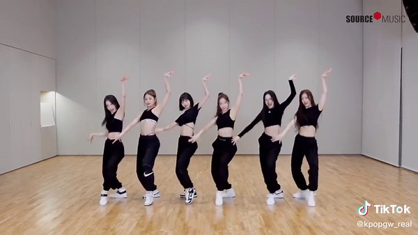 LE SSERAFIM 'FEARLESS' Dance Practice