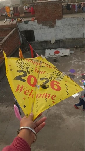 padosi🧍 ki chhat🧱 per fati😱 Patang🪁 gira kar bahut sari Patang🪁 Le li🤩🥰#short#kite#kiteflying#anuj