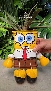 #diy ♻️ VASO DECORATIVO com forma do BOB ESPONJA feito com POTES DE MARGARINA @qualy TUTORIAL ENSINANDO O PASSO A PASSO ESTÁ DISPONÍVEL NO CANAL DO YOUTUBE 👉 JARDINAVEIS 💚 LINK ΝΑ ΒΙΟ! #jardinaveis #façavocêmesmo #artesanato #vasodecorativo #handmade #vasoboneca #artesanatocriativo #artesanal #crafts #crafttok #reciclagem #jardim #recycling #reciclaje #reciclar #garrafapet #suculentas #dolixoaoluxo #feitoamao #plantas #diygarden #gardentok #sustentabilidade #ideiascriativas #foryoupage #foryou