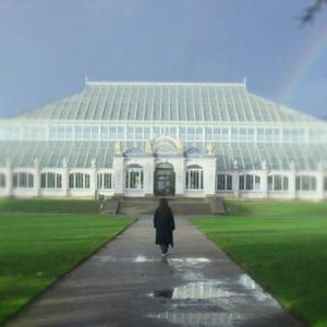 This is the collab you never knew you needed... 🎤🌿 You can now watch Ellie Goulding’s new concert special, performed at here at Kew, in our Temperate House. Only on Amazon Freevee 👉 https://amzn.to/3Ki6iZh #Monumental Artists Den | Kew Gardens
