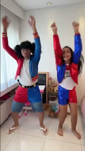 Sarah de Arlequina dançando Líder de Torcida com o papai