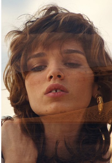 L’ALBA The new Pucci campaign by Camille Miceli photographed by Carlijn Jacobs, follows the Pucci woman across the desert, moving through heat and saturated light. #PucciAlba