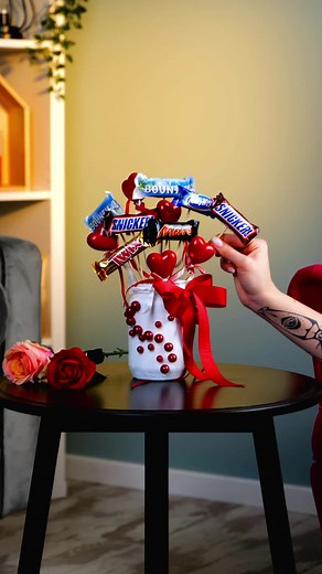 5-Minute Crafts GIRLY on Instagram: "Surprise your sweetheart with these amazing Valentine’s crafts! #cute #chocolates #5mcgirly #couple"
