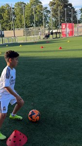 Hier wird auch der Kopf trainiert🧠! In unseren Spielformen 1-gegen-1 lernen die Kinder nicht nur Dribbling, Finten und Tore schießen. Sie üben auch, schnell zu entscheiden, den Überblick zu behalten und clevere Lösungen im direkten Duell zu finden. Denn im Fußball zählt: Technik Mut Köpfchen. ⚽ Ein kleines Duell – mit großer Wirkung! #footballtraining #talentschmiede | Edin Husic Fußballschule