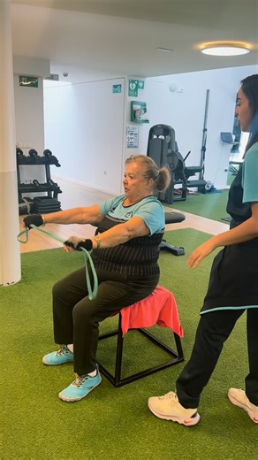 Eshmún Sport Clinic | Clínica deportiva Málaga on Instagram: "¿Levantar pesas a los 86 años? 😱 ¡Por supuesto! Matilde lleva entrenando más de 39 años y su energía es el resultado de ello. Junto a su entrenadora @mariaruedax trabaja todas las capacidades para ser funcional y vivir mejor cada día. Entrenamos piernas 👉 para levantarnos solos cada día Trabajamos equilibrio 👉 para caminar con seguridad y confianza Levantamos pesas 👉 para cargar las bolsas del súper, abrazar y ser independientes 