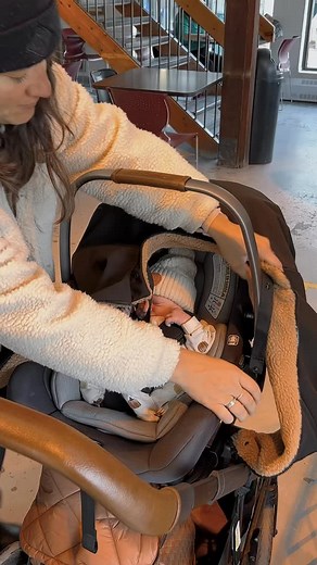 Camille te partage sa petite astuce pour installer sa housse poncho 3 en 1 sur la coquille, tout en laissant une plus grande ouverture pour que bébé puisse mieux voir le monde autour de lui 🤎 C’est lors d’un shooting photo que nous avons découvert la brillante idée de Camille : elle utilise les petites sangles dédiées au portage pour créer une ouverture plus large à la housse, offrant ainsi à bébé une meilleure vue de son environnement! Nous avons trouvé ça tellement ingénieux qu’on ne pouvait 