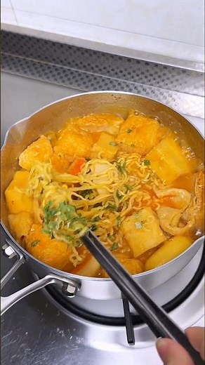 Spicy Korean Ramen Hot Pot at Home 🍜🔥