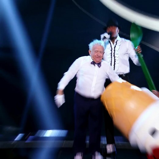 The Masked Singer tonight at 8p/7c on FOX. Don’t forget to watch. #TheMaskedSinger | Leslie Jordan