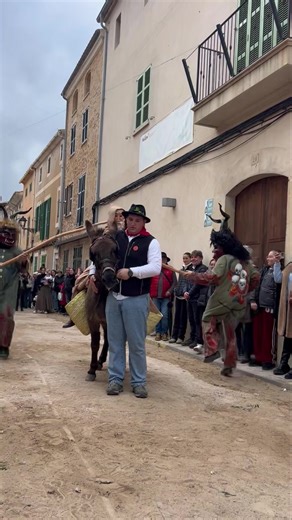 7.7K views · 76 reactions |  FESTES DE SANT ANTONI 2026 CAPDEPERA - 15, 16 i 17 de gener. BENEÏDES DE SANT ANTONI Recollida dels Obrers acompanyats de la Banda de Música de Capdepera. Cavalcada i beneïdes. Concentració a la plaça de l'Orient, cant de la codolada i vinet per als assistents. Venda de l'argument i sorteig d'una porcella Missa solemne de Sant Antoni.  Visca Sant Antoni | Ajuntament de Capdepera | Facebook