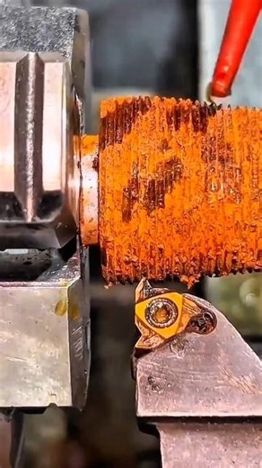 Amazing Thread Cutting Technique Shown In Industrial Machining
