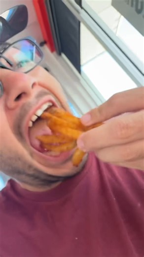 Let’s try checkers $4 MEAL deal!🤯🔥👀 WHAT!!!! Checkers #fastfood #chopelasreviews #fyp #mealdeal #Foodie | Justin Chopelas