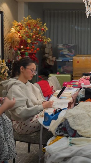 THIS IS IT!!! 🥹🩷 Today is the day — KIM CHIU CLOSET BAZAAR ✨ 📍 33 Sct. Santiago St. (Waze: Paldo QC) 🕙 10AM–8PM 📆 Jan 28 – Feb 1 Didn’t expect the line to be this early 🥹 As early as 6AM, people were already outside… and as of 9AM, the line is already at 200 pax 🙏🏻 Super grateful for all the love and support. Proceeds will be donated to charity 💖 PS: If you get one of my #OOTDKSYC please take good care of them for me 🥹🫶🏻 Thank you so much and see you all here!!! 🩷🩷🩷 | Kim Chiu