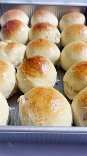 When it comes to bread baking, it can be hard to determine the correct amount of flour to use in a recipe.⁠ ⁠ You may have noticed that most recipes provide you with a range of flour because how much you need to use for bread dough depends on factors like:⁠ 🍞 Humidity⁠ 🍞 Your kitchen environment⁠ 🍞 The brand & style of flour you’re using⁠ (bread vs. AP flour, bleached vs. unbleached, etc.)⁠ ⁠ However, adding too much flour can result in dense rolls that don’t rise (like you see here). Err on 