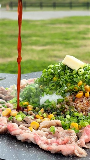 【外で食べると100倍うまい！】「混ぜた瞬間に歓声あがるやつ！」ジュワ〜ッと肉汁×バターが香る♡BBQペッパービーフライス / Beef Fried Rice