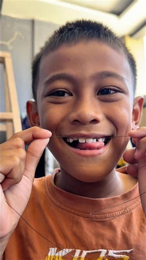 PULLING RAYZA'S TOOTH WITH FLOSS AND IT FLIES OUT ⁉️ #shorts #short