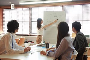 美しい身のこなしの技術！ビジネスにも役立つ姿勢・歩き方のポイント [ビジネスマナー] All About