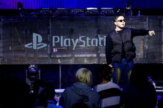 「玩翻夜」现场表演｜SHarK米尔艾力 - 《鲨士比亚》