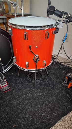 (🎧 encouraged) (Read below) Tech Tip: How to easily control your floor toms sustain without using muffling. . . . When it comes to drums, the details can make a massive impact. After posting a video of @theofficialdonlombardi showing off a hack to control the sustain of a floor tom hack, I had to try it. The simple hack is taking one of the floor tom legs and flipping it upside down, decoupling it from the floor. This drum hack, in theory, would slightly shorten the sustain of the drum. After g
