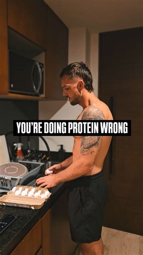 Freddie Booth | Personal Trainer & Online Coach on Instagram: "More protein in ONE meal does not mean more muscle. Muscle protein synthesis caps out at roughly 20–40g per meal. Anything above that doesn’t build more muscle — it just makes digestion harder and leaves you bloated. Cramming 10 eggs in one sitting Dumping protein powder into Greek yoghurt Turning meals into science experiments None of that makes you grow faster. Hit the protein threshold. Spread it across the day. Train hard. Stop e